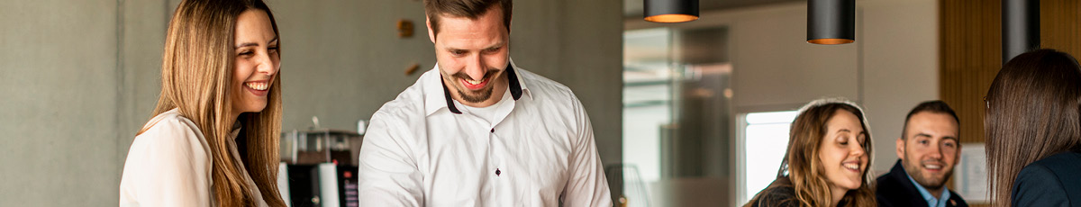 Kolleg:innen im Büro