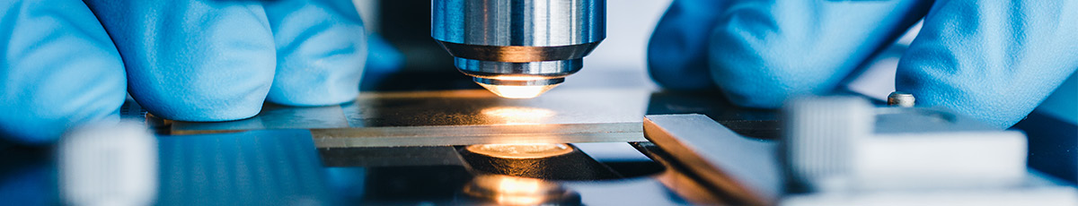 Sample analysis under a microscope